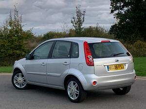 Ford Fiesta 1.6 GHIA 5dr
