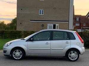 Ford Fiesta 1.6 GHIA 5dr