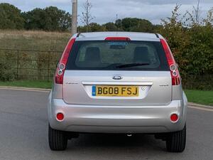 Ford Fiesta 1.6 GHIA 5dr