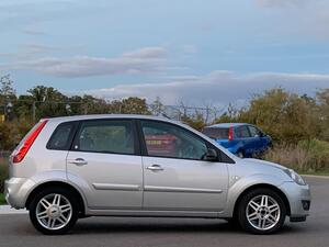 Ford Fiesta 1.6 GHIA 5dr