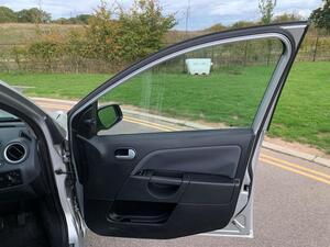 Ford Fiesta 1.6 GHIA 5dr