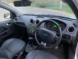 Ford Fiesta 1.6 GHIA 5dr