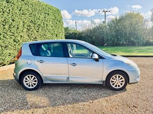 Renault Scenic 2.0 VVT Privilege TomTom CVT EURO 5 5dr