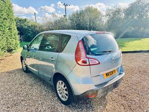 Renault Scenic 2.0 VVT Privilege TomTom CVT EURO 5 5dr