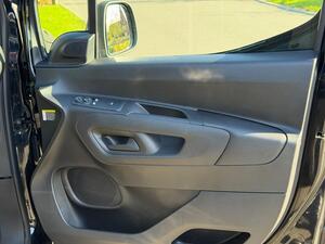 Vauxhall Combo Electric 2300 50kWh Sportive Panel VAN 6dr Electric AUTO L2 H1 (7.4kW Charger) (136 PS)