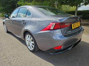Lexus IS 2.5 300h Executive Edition Saloon 4dr Petrol Hybrid E-CVT Euro 5 (s/s) (223 ps)