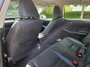 Lexus IS 2.5 300h Executive Edition Saloon 4dr Petrol Hybrid E-CVT Euro 5 (s/s) (223 ps)
