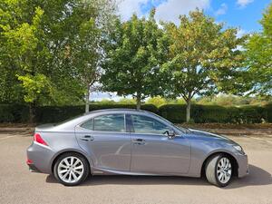 Lexus IS 2.5 300h Executive Edition Saloon 4dr Petrol Hybrid E-CVT Euro 5 (s/s) (223 ps)