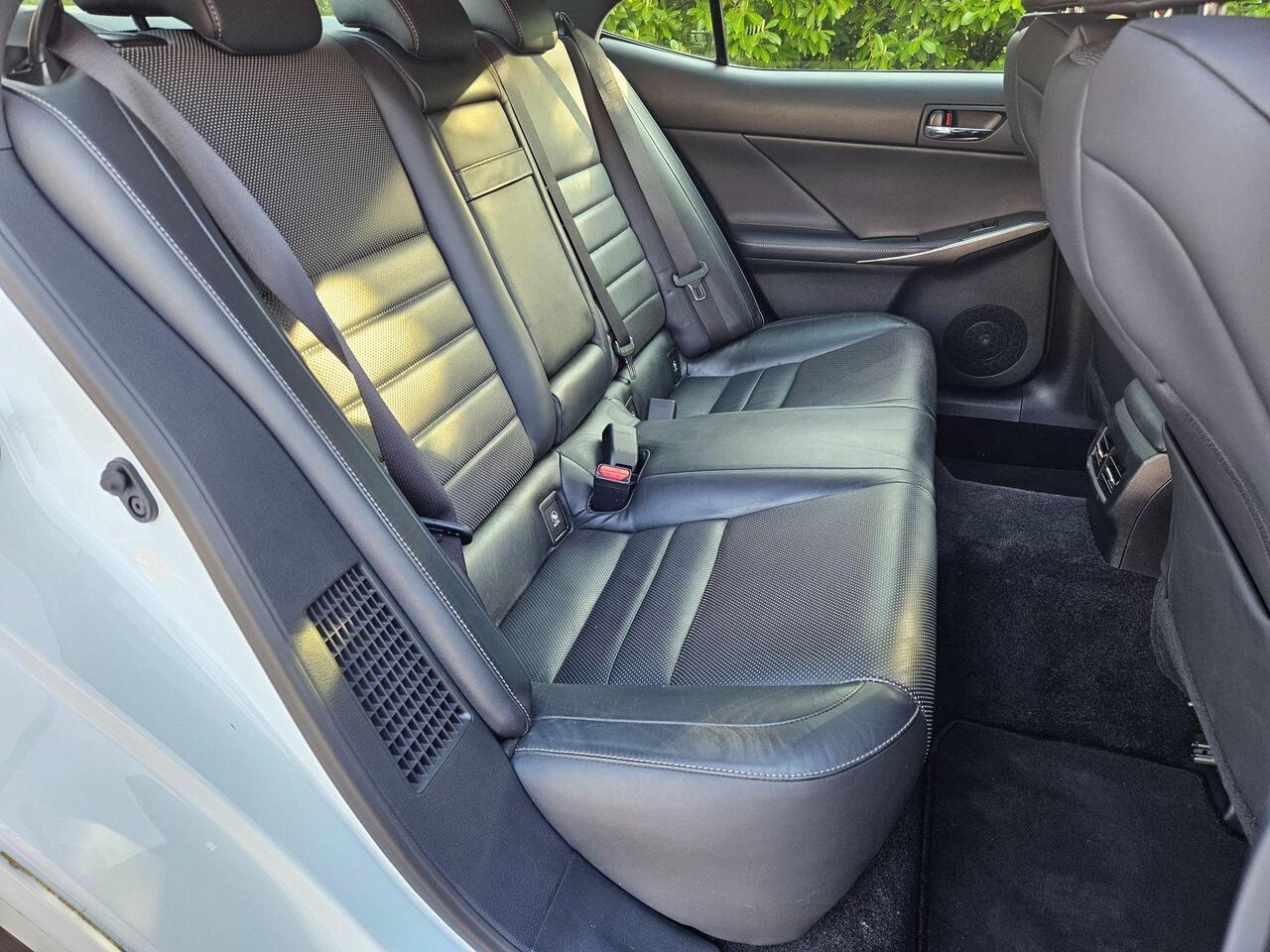 Lexus IS 2.5 300h F Sport E-CVT Euro 5 (s/s) 4dr