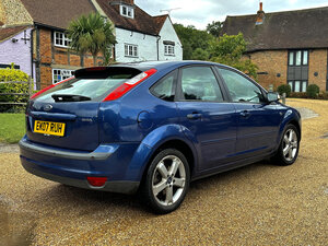 Ford Focus 2.0 Ghia 16v 5dr