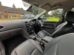 Ford Focus 2.0 Ghia 16v 5dr