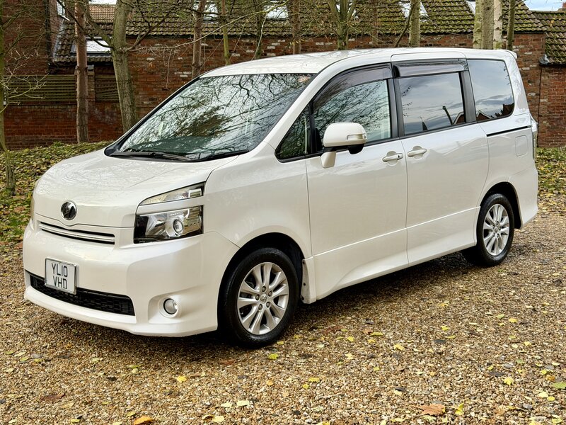 Toyota  Voxy 2.0 Automatic 7 Seater