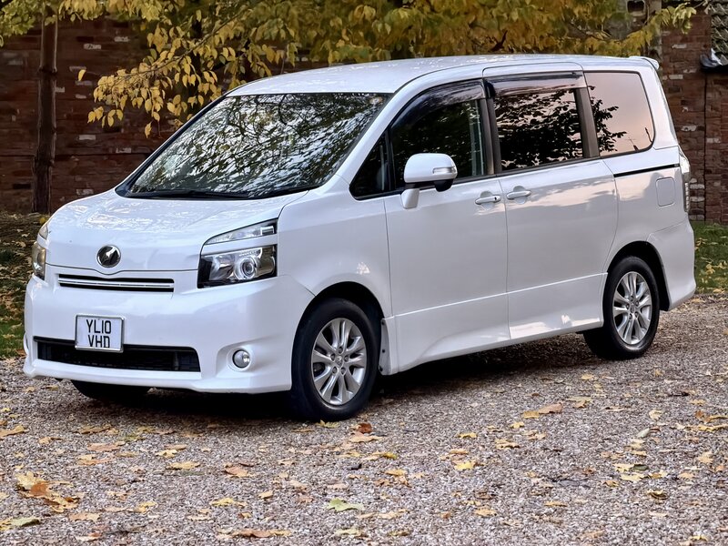 Toyota  Voxy 2.0 Automatic 7 Seater