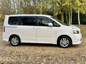 Toyota  Voxy 2.0 Automatic 7 Seater