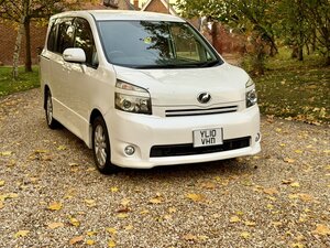 Toyota  Voxy 2.0 Automatic 7 Seater