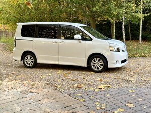 Toyota  Voxy 2.0 Automatic 7 Seater