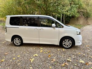 Toyota  Voxy 2.0 Automatic 7 Seater