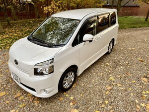 Toyota  Voxy 2.0 Automatic 7 Seater