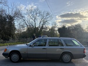 Mercedes-Benz 230 2.3 230te AUTO 5dr