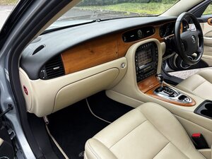 Jaguar XJR Portfolio 4.2