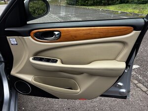 Jaguar XJR Portfolio 4.2