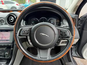 Jaguar XJ 3.0D V6 Premium Luxury Saloon 4dr Diesel AUTO EURO 5 (s/s) (275 PS)