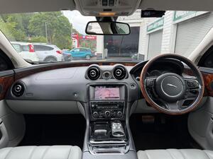 Jaguar XJ 3.0D V6 Premium Luxury Saloon 4dr Diesel AUTO EURO 5 (s/s) (275 PS)