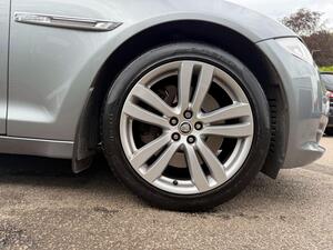 Jaguar XJ 3.0D V6 Premium Luxury Saloon 4dr Diesel AUTO EURO 5 (s/s) (275 PS)