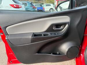Toyota Yaris 1.5 VVT-i ICON TECH Hatchback 5dr Petrol Manual EURO 6 (111 PS)