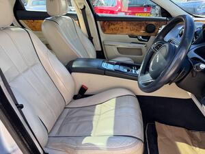 Jaguar XJ 3.0D V6 Portfolio Saloon 4dr Diesel AUTO EURO 5 (275 PS)
