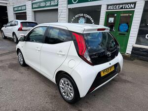 Toyota AYGO 1.0 VVT-i x-play Hatchback 5dr Petrol Manual EURO 6 (71 PS)
