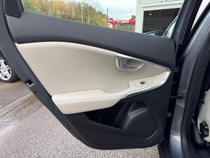 Volvo V40 2.0 D2 Inscription Hatchback 5dr Diesel Manual EURO 6 (s/s) (120 PS)
